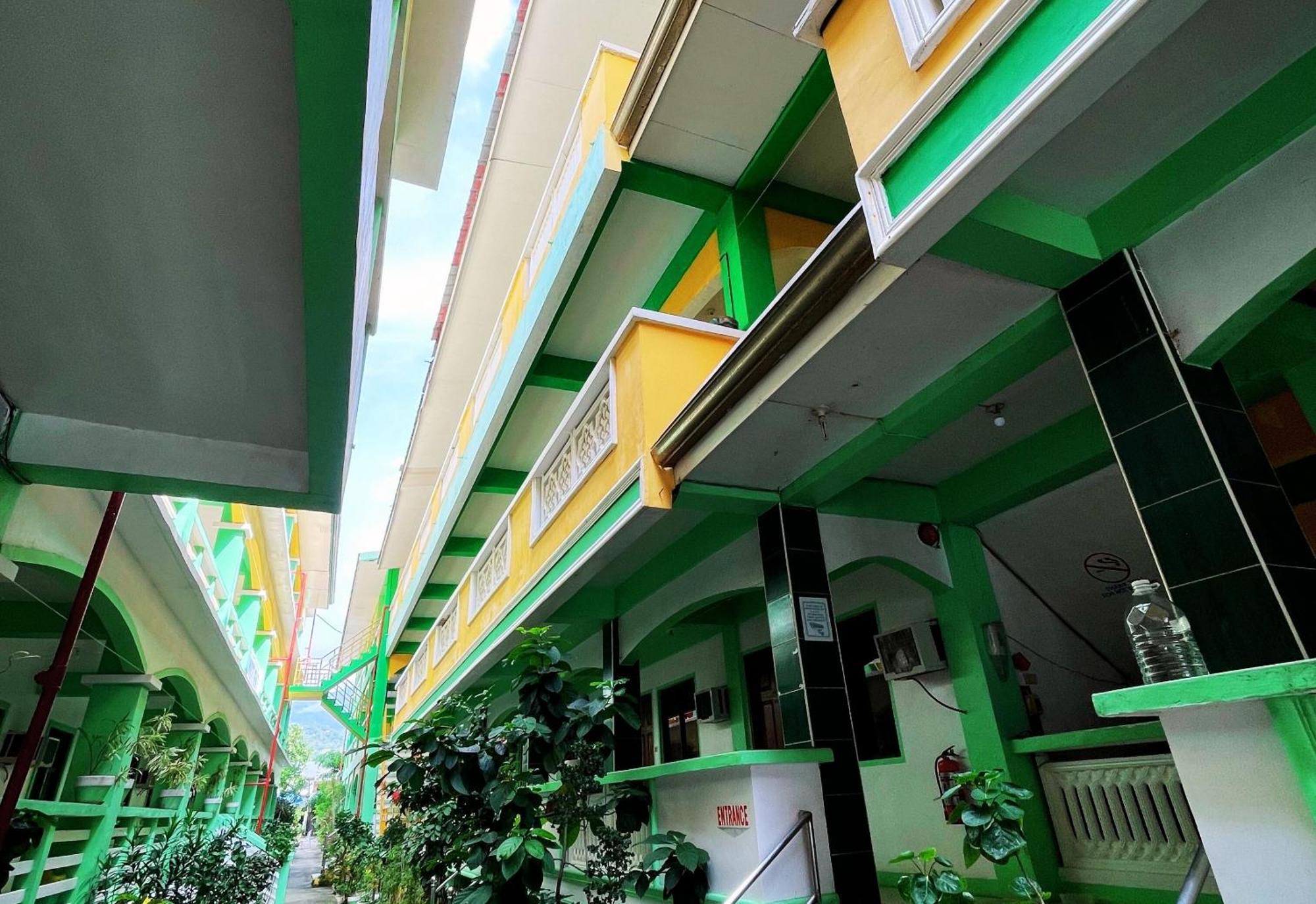 White Beach Hotel Puerto Galera Powered By Cocotel Eksteriør bilde