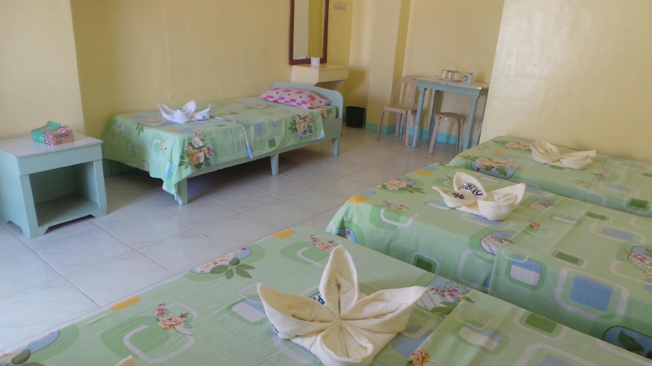 White Beach Hotel Puerto Galera Powered By Cocotel Rom bilde